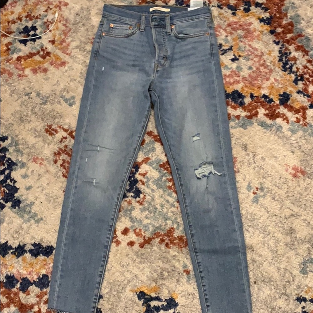 LEVI’S wedgie skinny size 27.
